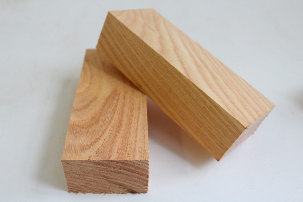 Какие балясины выбрать для деревянной лестницы: виды, размеры и популярные породы древесины в фото