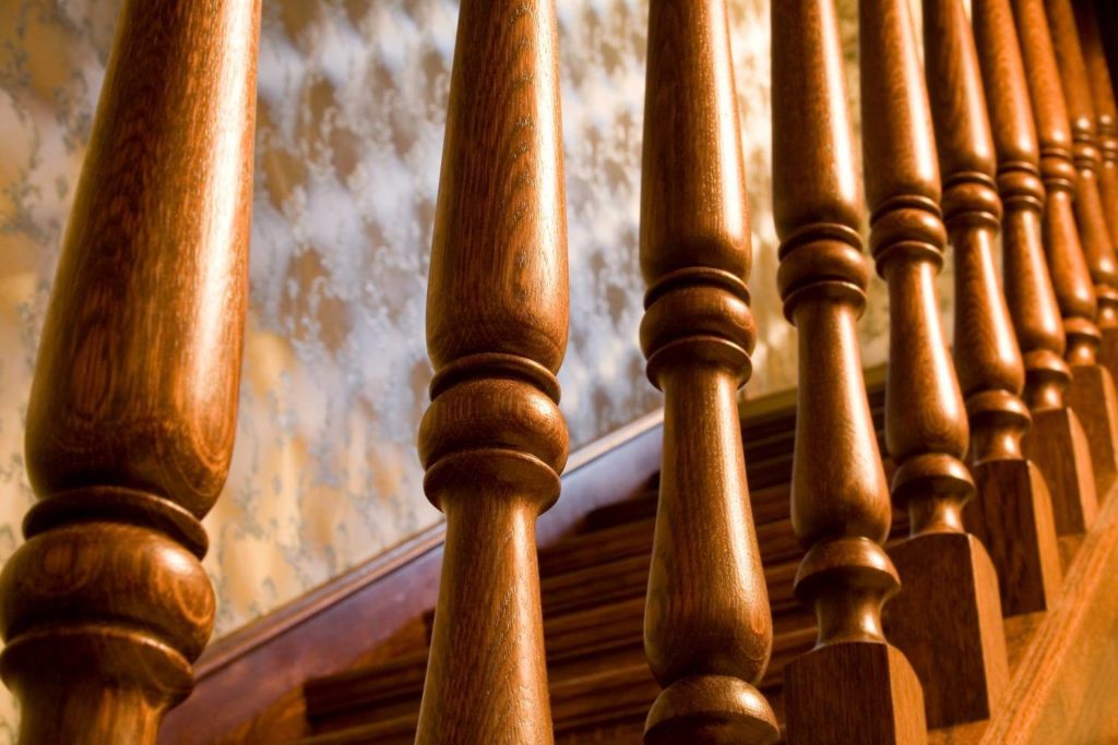 Какие балясины выбрать для деревянной лестницы: виды, размеры и популярные породы древесины в фото