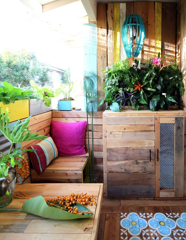 Build a stunning tropical outdoor room with pallets- A Renters Remodel! 