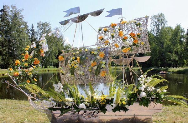  Многоярусный цветник в виде парусника в Павловском парке