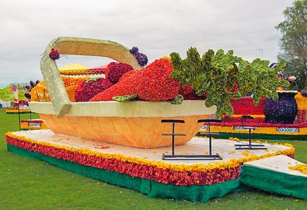 Цветочный натюрморт с морковкой и вишнями в корзине