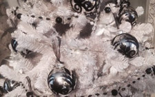 Стеклянные шары на елку с узорами из самоклеющейся плёнки (Новогодние арт-композиции для оформления витрины)