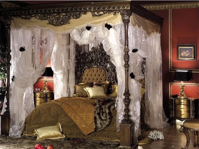 Спальня в стиле барокко. Кровать с балдахином.