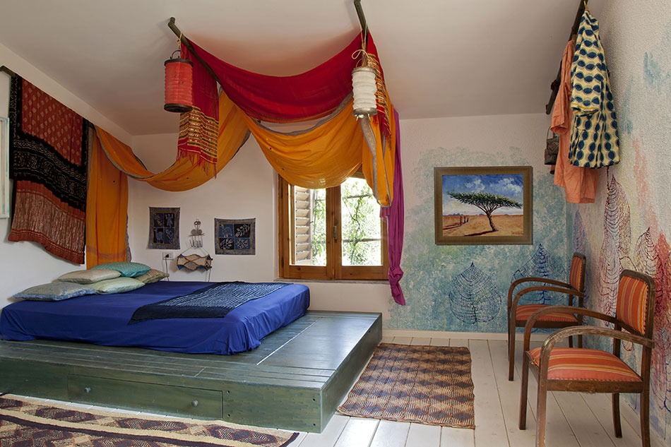 Картина с деревом в пустыне в спальне в африканском стиле с балдахином