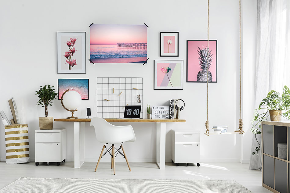 Группа постеров в розовых тонах в кабинете в скандинавском стиле над столом