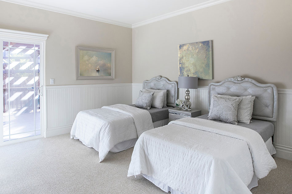 Две легкие пастельные картины в светлой просторной спальне в стиле прованс
