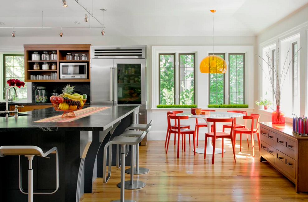 Modern red and orange color scheme for kitchen
