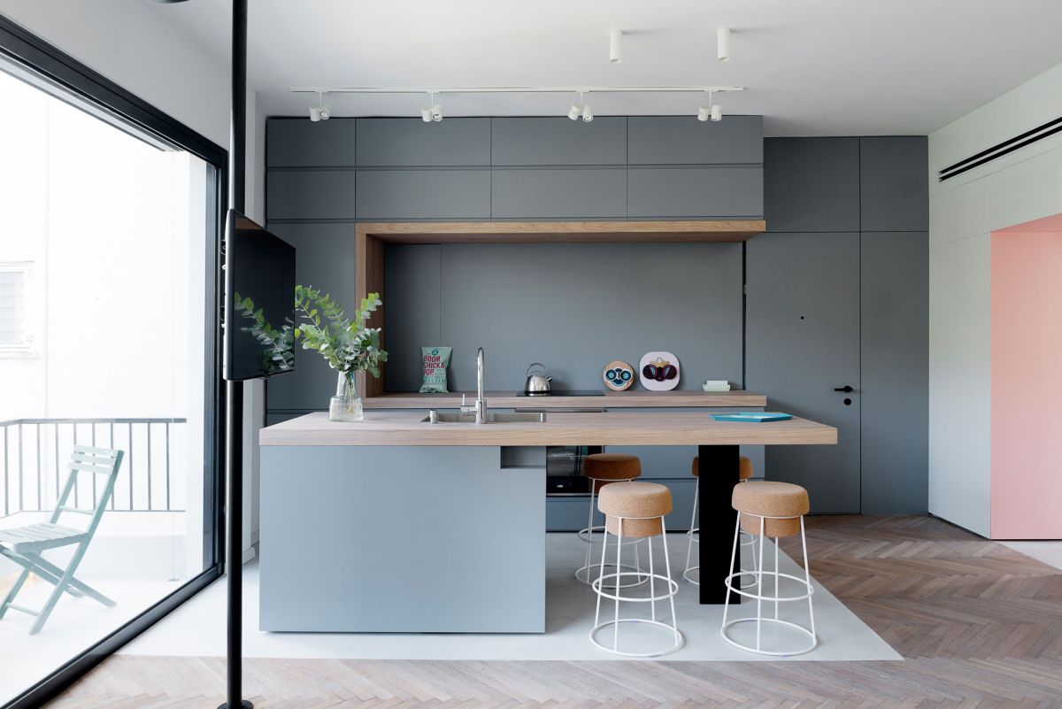 Small apartment remodel in Tel Aviv kitchen island