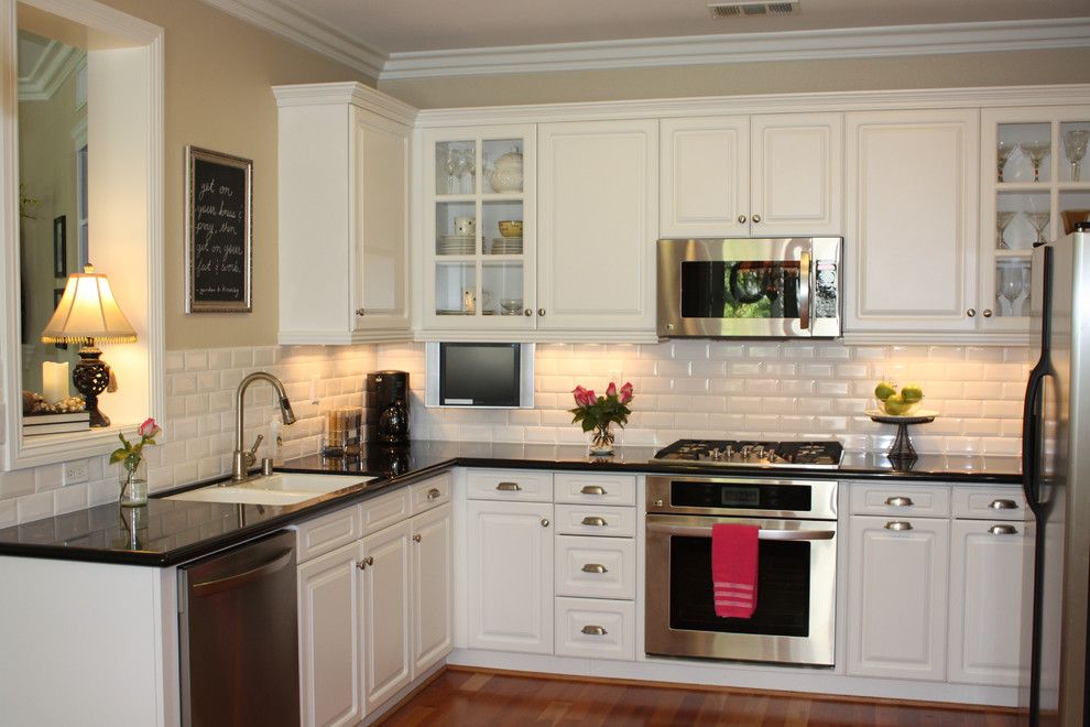 Traditional l shaped kitchen with white subway tiles for backsplash