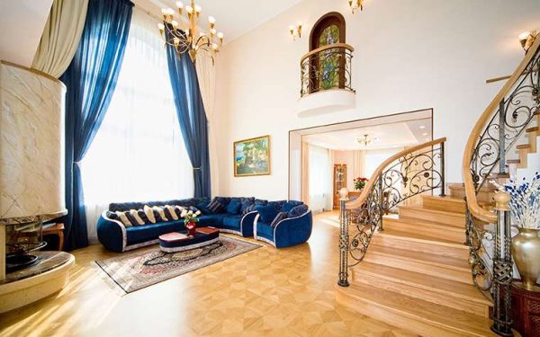 лестница в интерьере гостиной в классическом стиле
