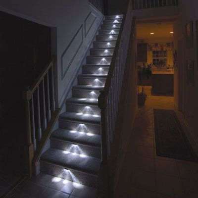 подсветка на лестнице в интерьере гостиной
