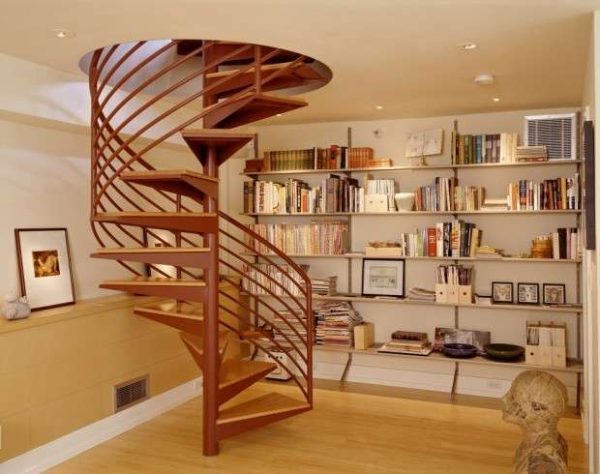 винтовая лестница из дерева в интерьере гостиной