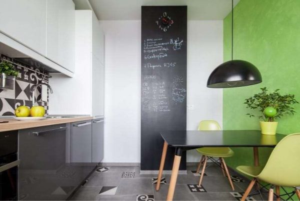 акцентная стена зелёного цвета в интерьере кухни