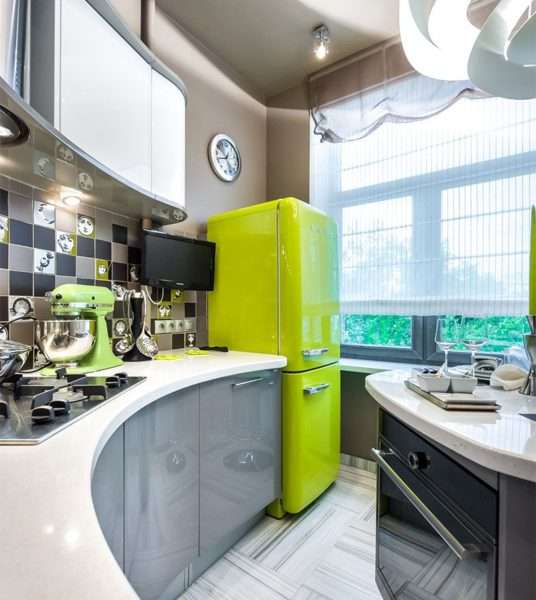 холодильник зелёный на маленькой кухне