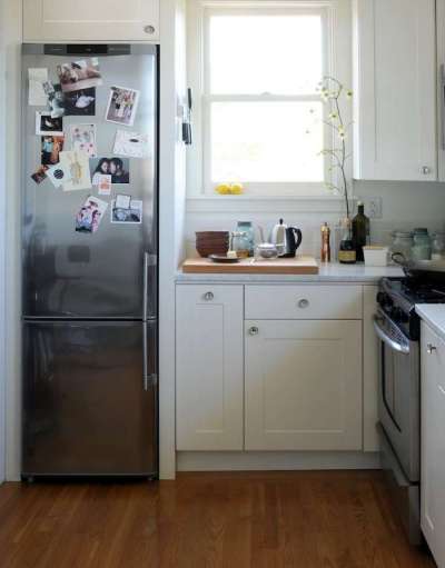 холодильник в нише на маленькой кухне у окна