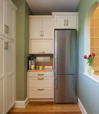 Холодильники в нише на маленькой кухне