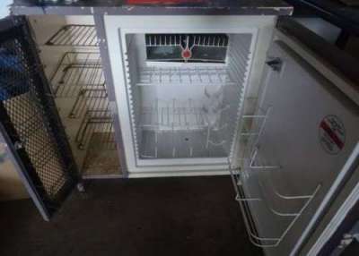 Холодильник под окном на маленькой кухне