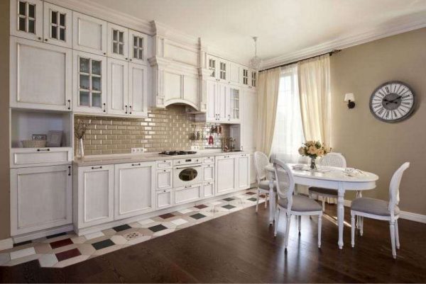 белый кухонный гарнитур на кухне