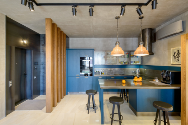 синий гарнитур и деревянные колоны на кухне
