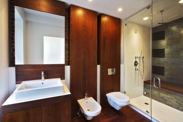 деревянные панели в интерьере ванной с туалетом