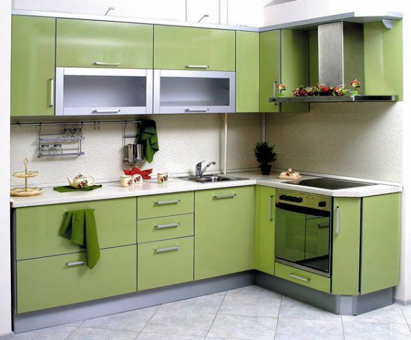 угловая зелёная кухня