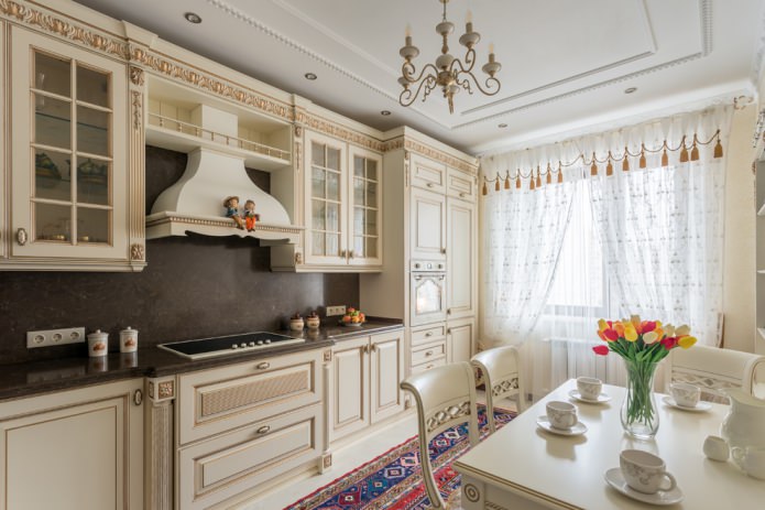 Бежевый кухонный гарнитур в классическом стиле