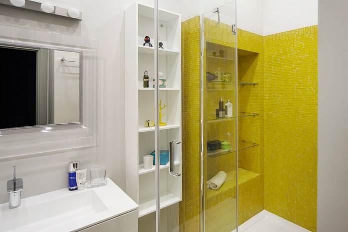 ванная с желтой мозаикой