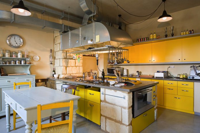лофт в кухне в желтых цветах