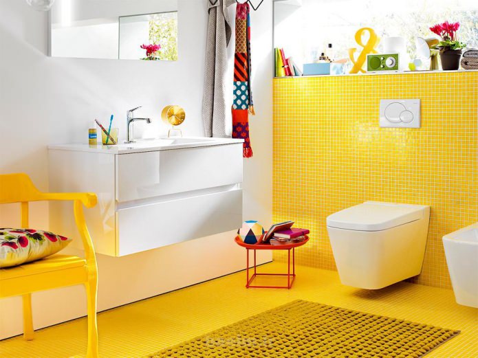 желтый пол в ванной