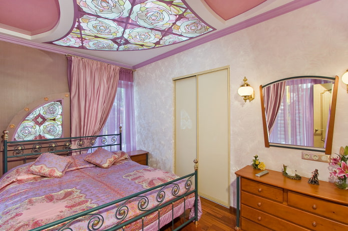 Бледно-розовые обои в спальне