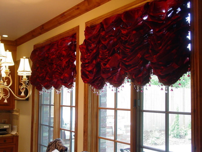 французские шторы красного цвета в интерьере