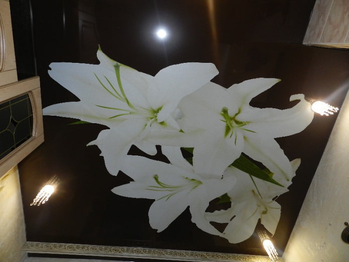 натяжное полотно с изображением лилии