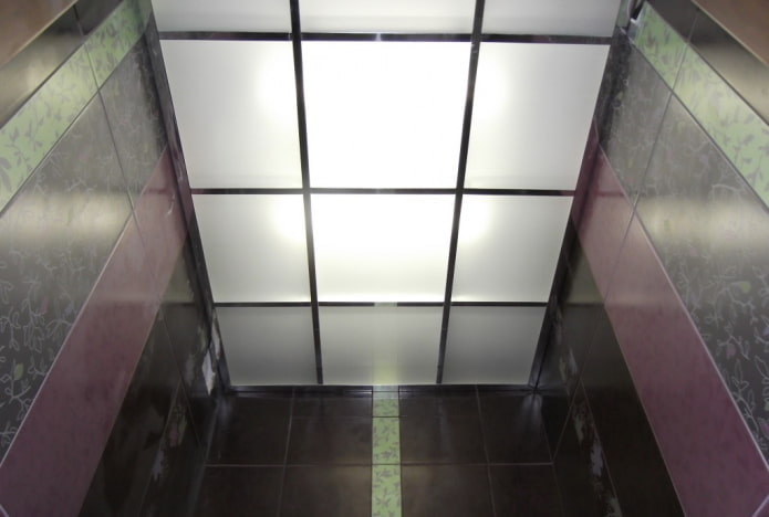 стеклянная потолочная конструкция в санузле