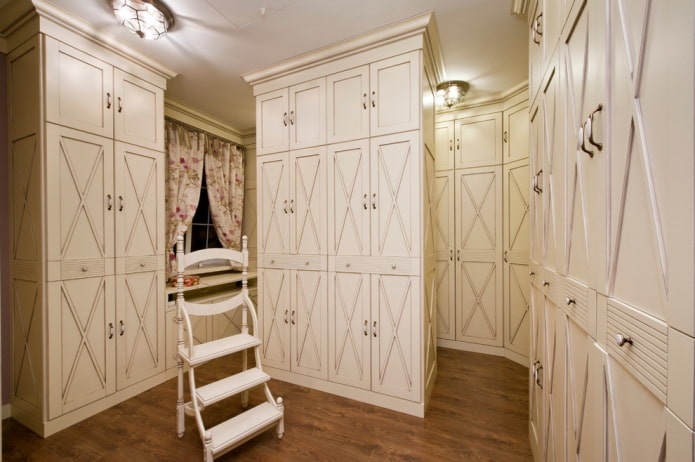 шкаф в виде перегородки в интерьере в стиле прованс