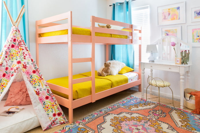 двухъярусная розовая кровать в детской