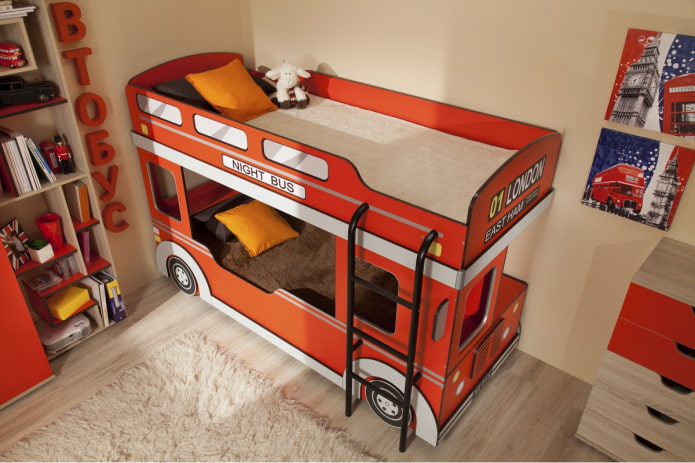 двухъярусная кровать-автобус в детской