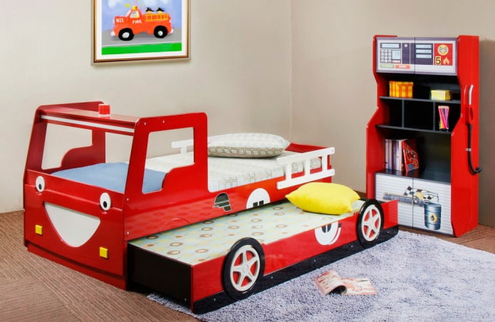 двухъярусная кровать-машина в детской