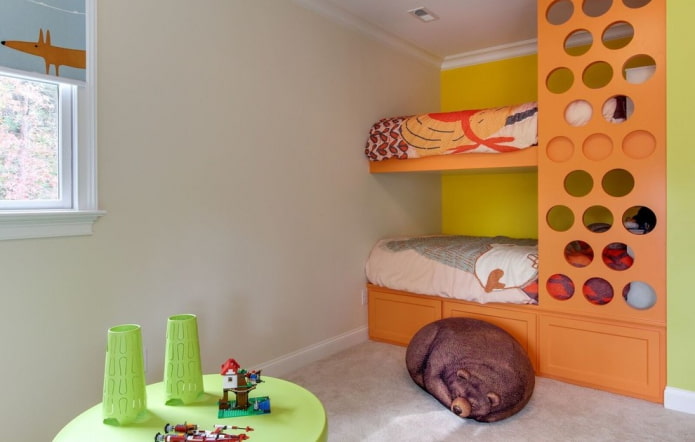 двухъярусная оранжевая кровать в детской