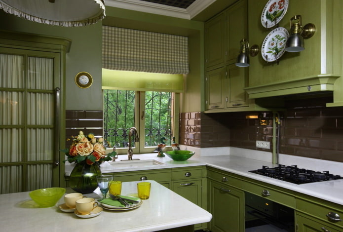шторы в интерьере кухни в зеленых тонах