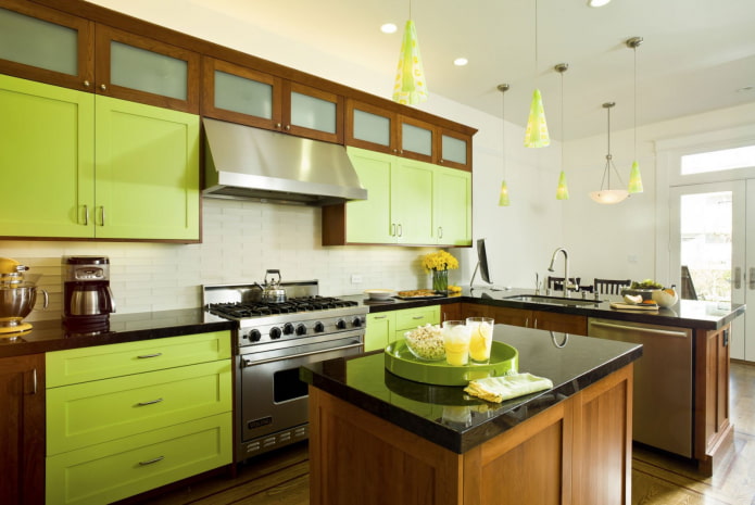 коричневая кухня с зелеными фасадами