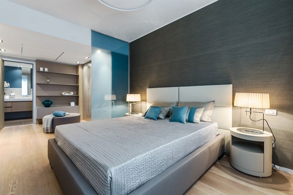 дизайн спальни с серыми обоями