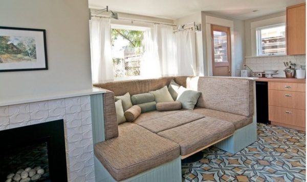Раскладной мягкий диван на кухне