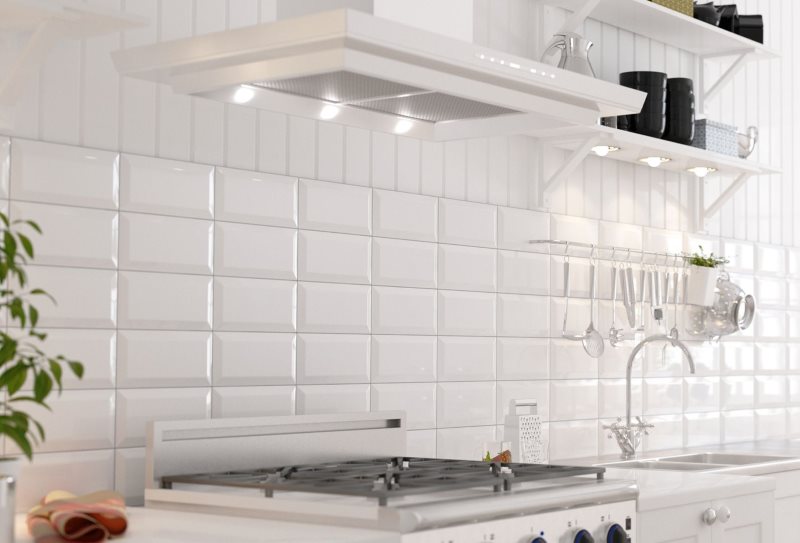 Белая плитка кабанчик на кухонном фартуке