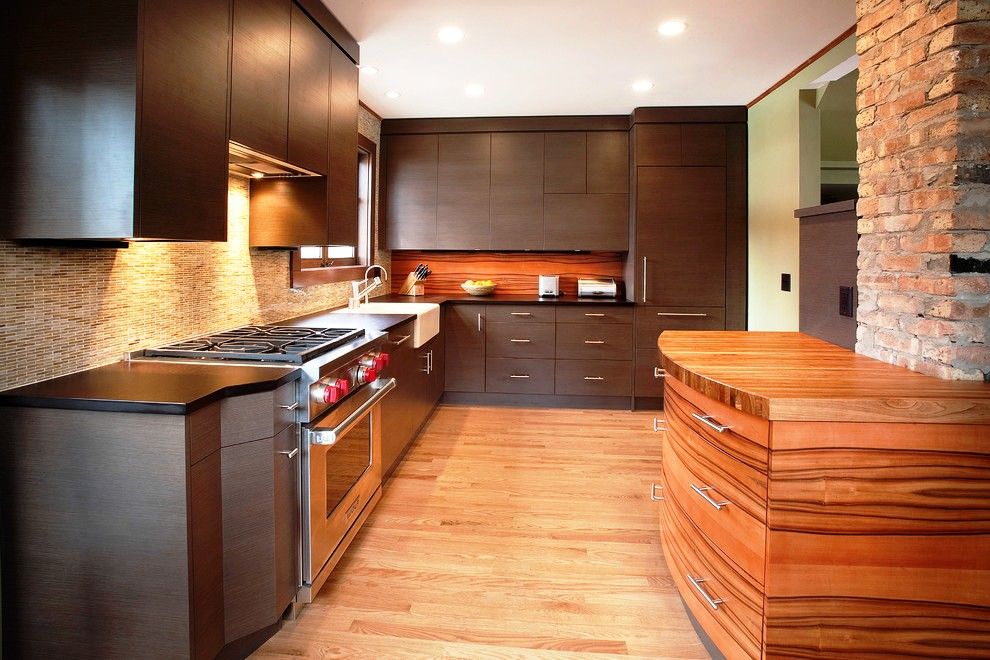 Угловая кухня с коричневыми фасадами