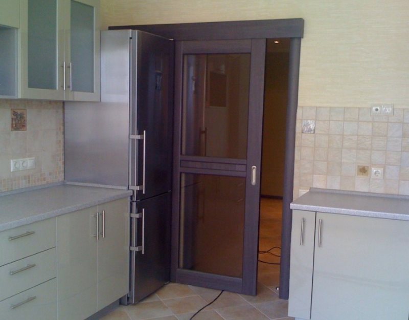 Раздвижная дверь в маленькой кухне