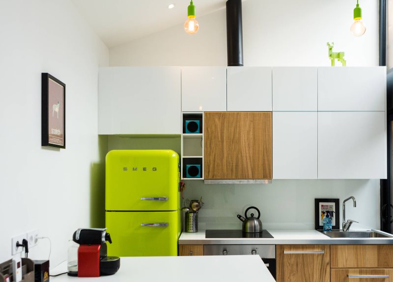 Светло-зеленый холодильник в линейной кухне