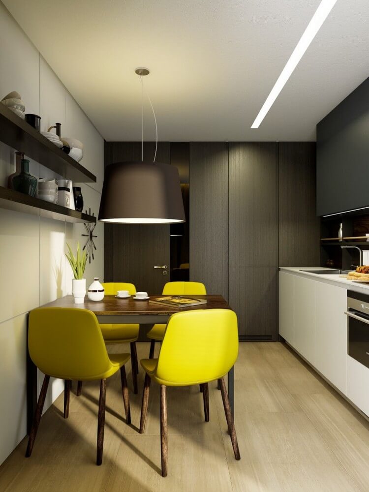 Желтые спинки кухонных стульев в комнате с коричневой мебелью
