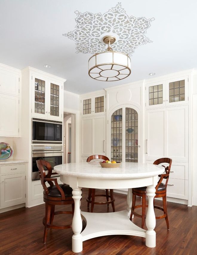 Белый кухонный стол круглой формы из натурального дерева