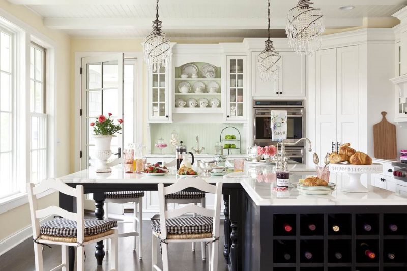 Белая мебель в красивой кухне загородного дома