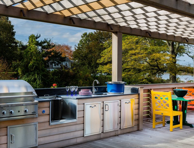 Открытая летняя кухня на террасе с перголой